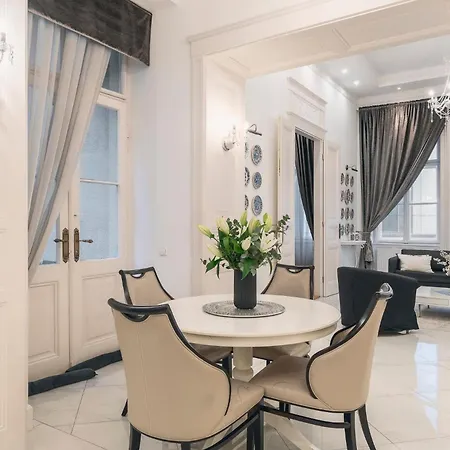 Basilica Palace Apartment