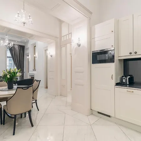 Basilica Palace Apartment *