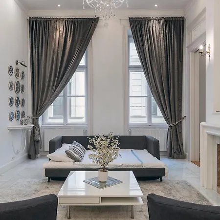 Basilica Palace Apartment *